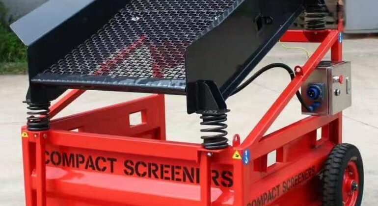 Crible vibrant CS-MINI Compact Screeners pour terre végétale et roches