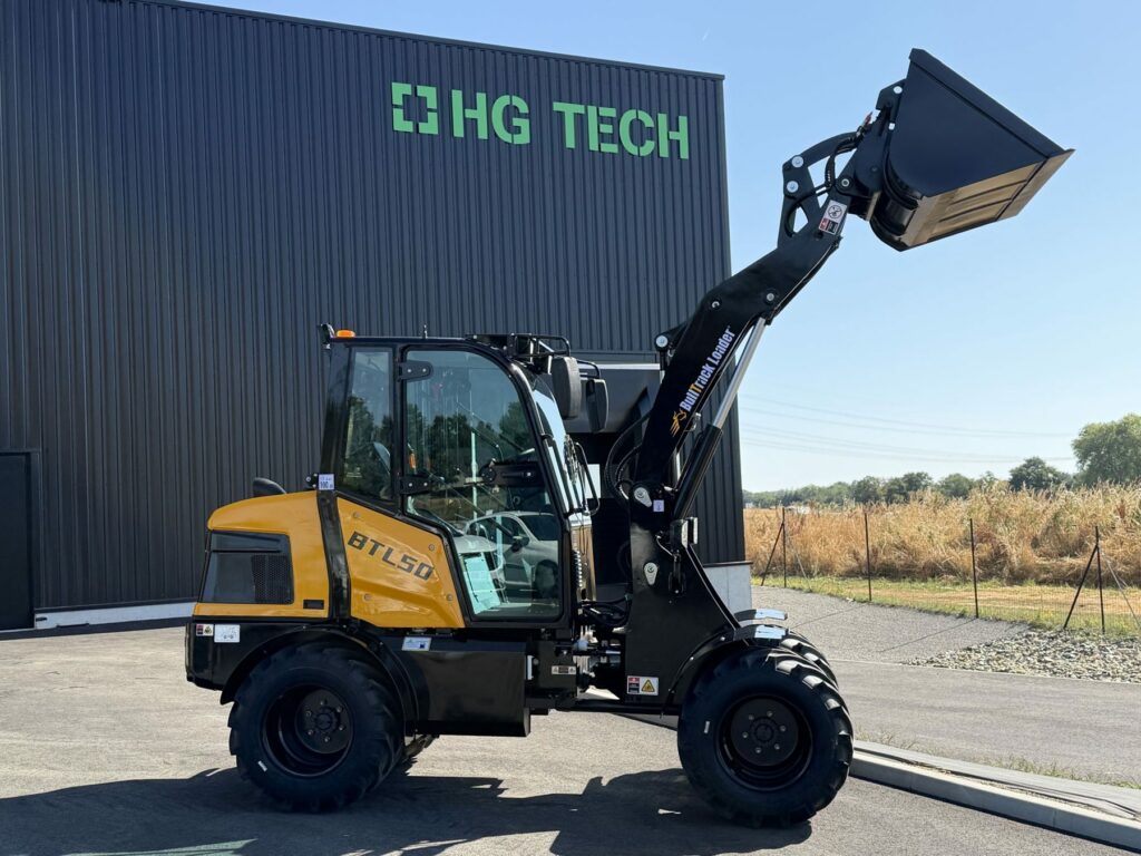 BTL50 Bulltrack godet en position haute devant HG TECH