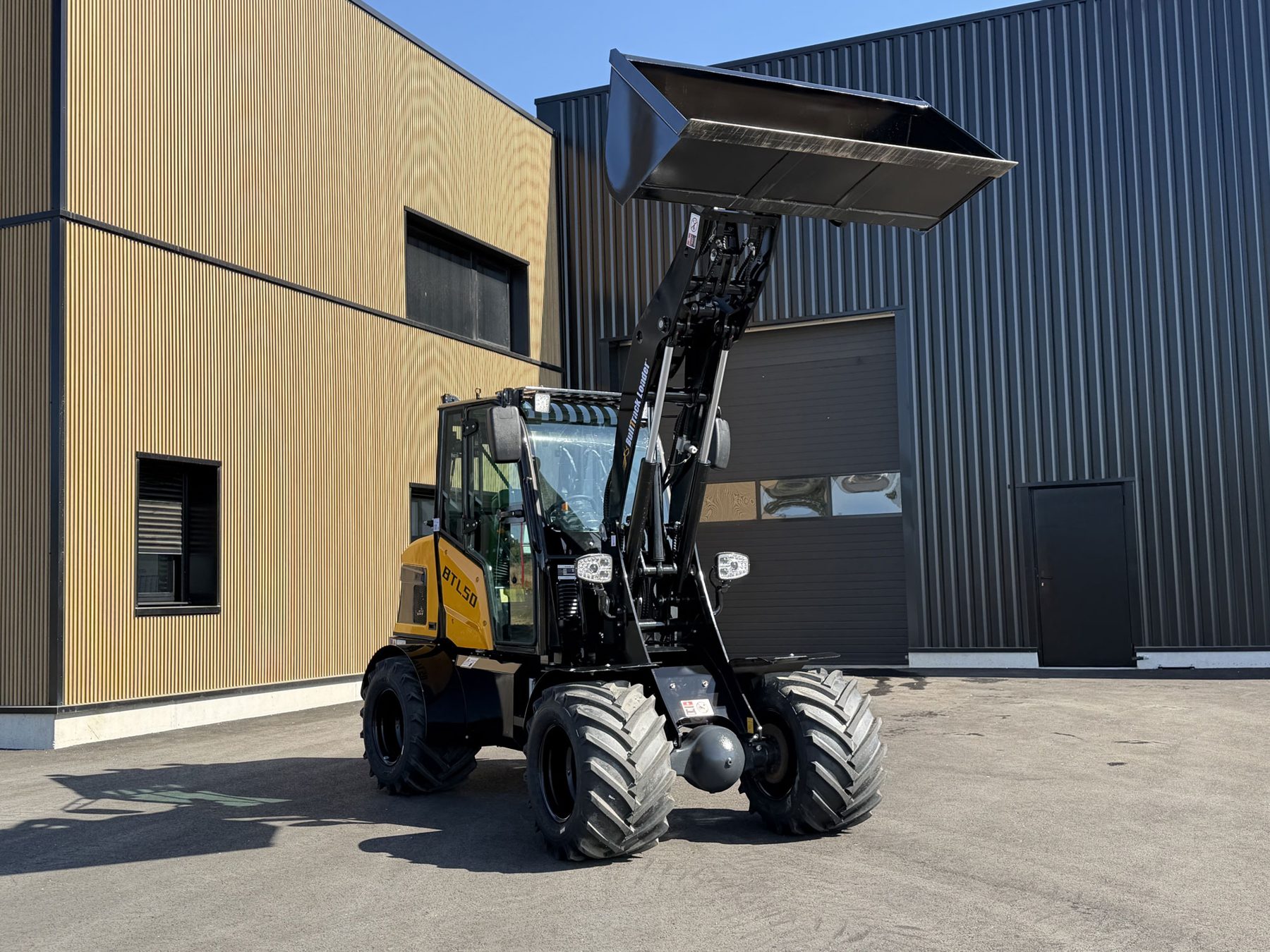 BTL50 Bulltrack de face godet levé