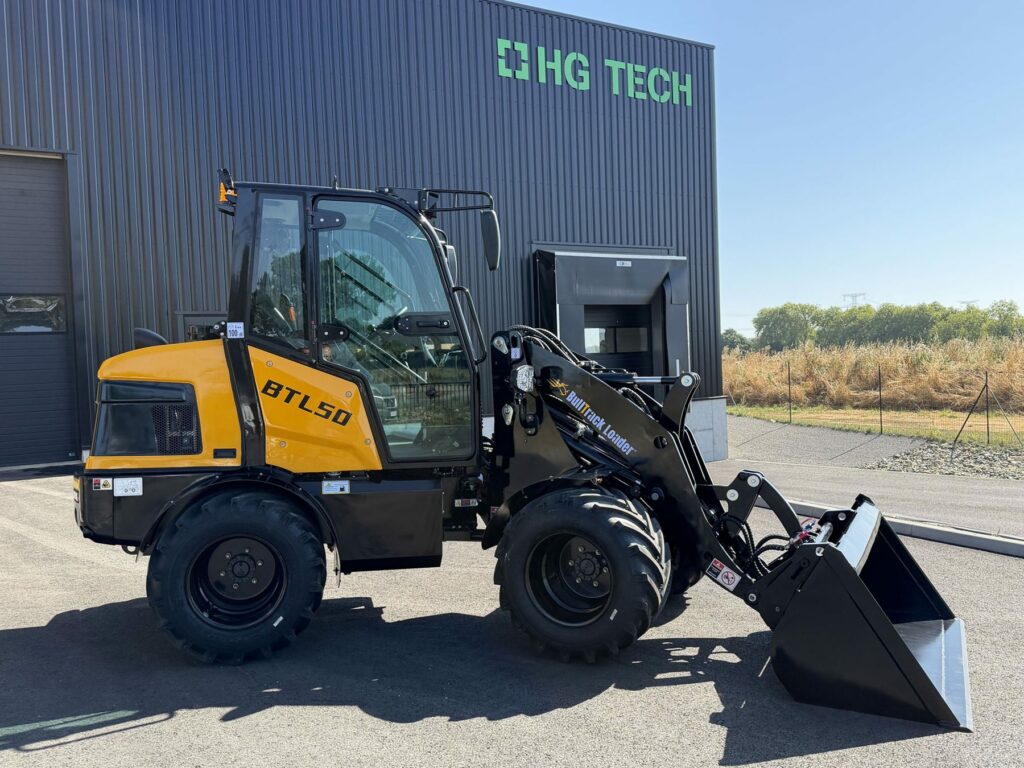 Valet de ferme BTL50 Bulltrack de profil devant le parc HG TECH