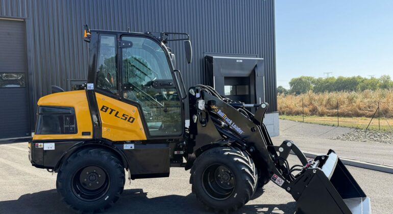 Valet de ferme BTL50 Bulltrack de profil devant le parc HG TECH