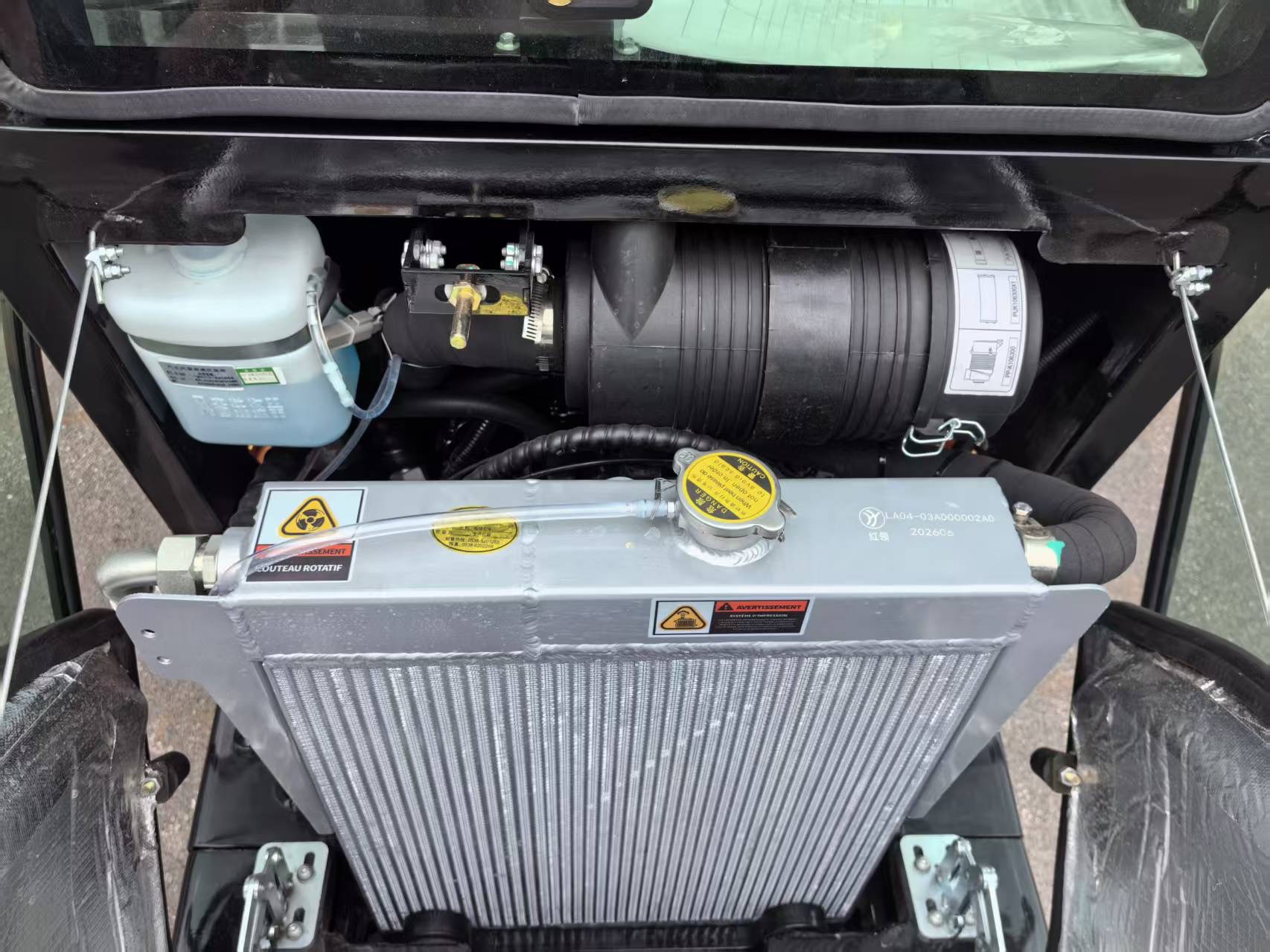 Compartiment moteur Yanmar et radiateur du BTL25 CABINE