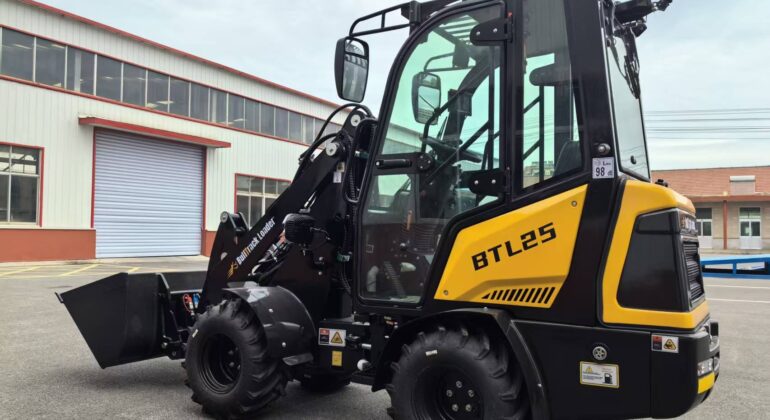 Valet de ferme articulé BTL25 CABINE Bulltrack de trois quarts avant, cabine fermée