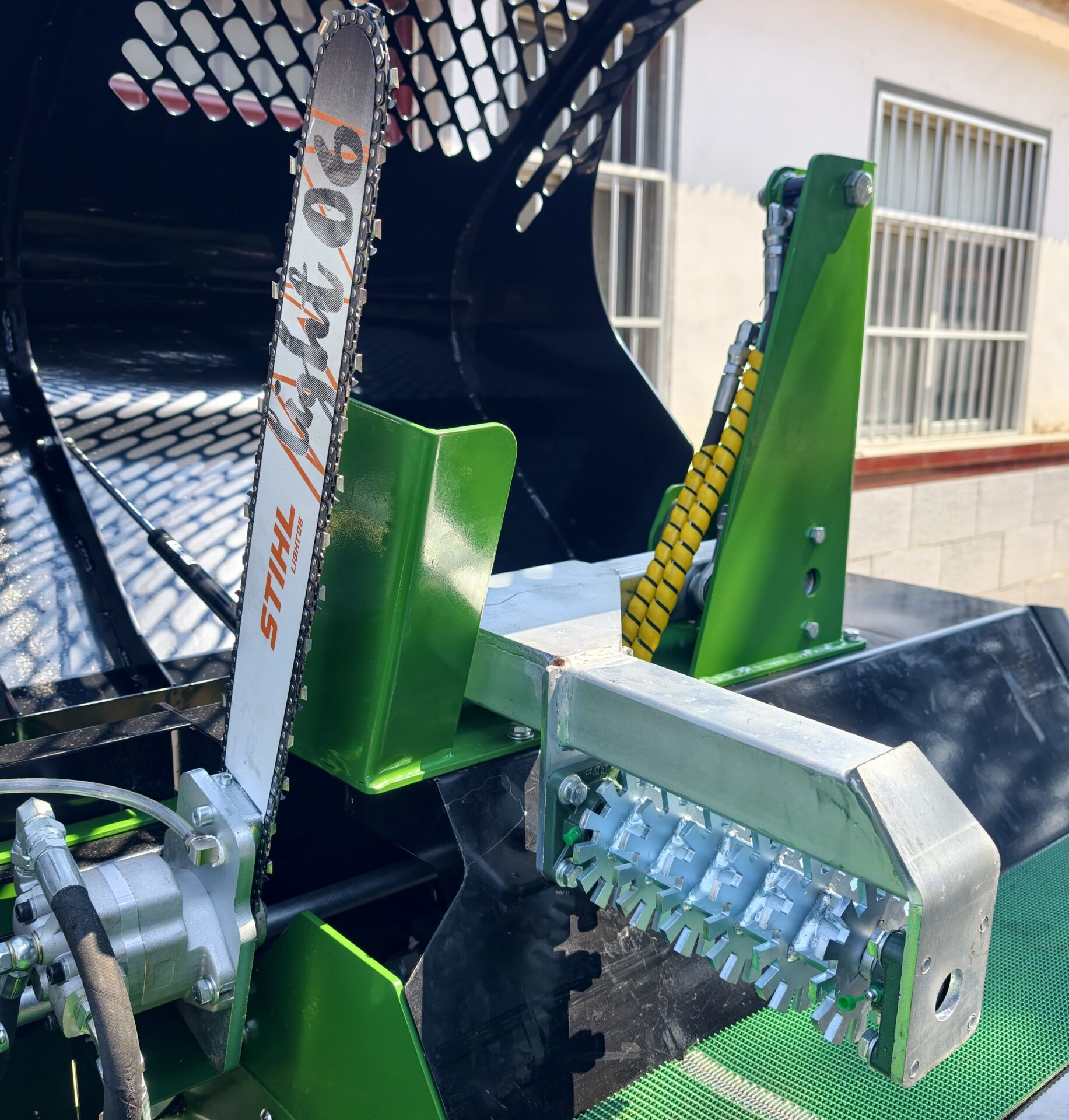 Zone de coupe du HGW480P : lame Stihl et rouleau d’avancement