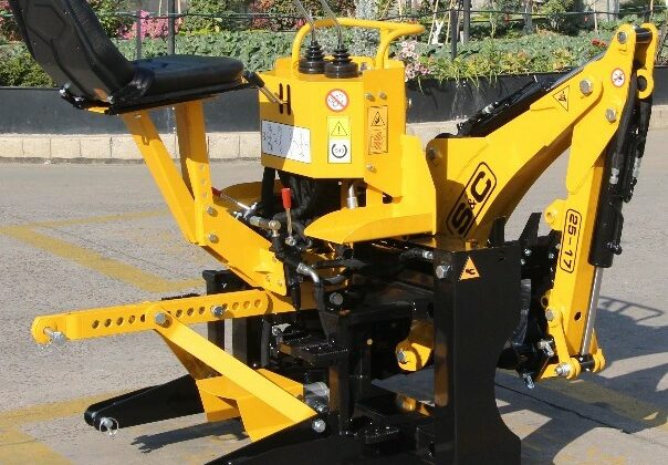 Pelle rétro S&C 25-17 pour micro-tracteur, vue d'ensemble avec siège et bras