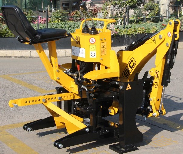 Pelle rétro S&C 25-17 pour micro-tracteur, vue d'ensemble avec siège et bras